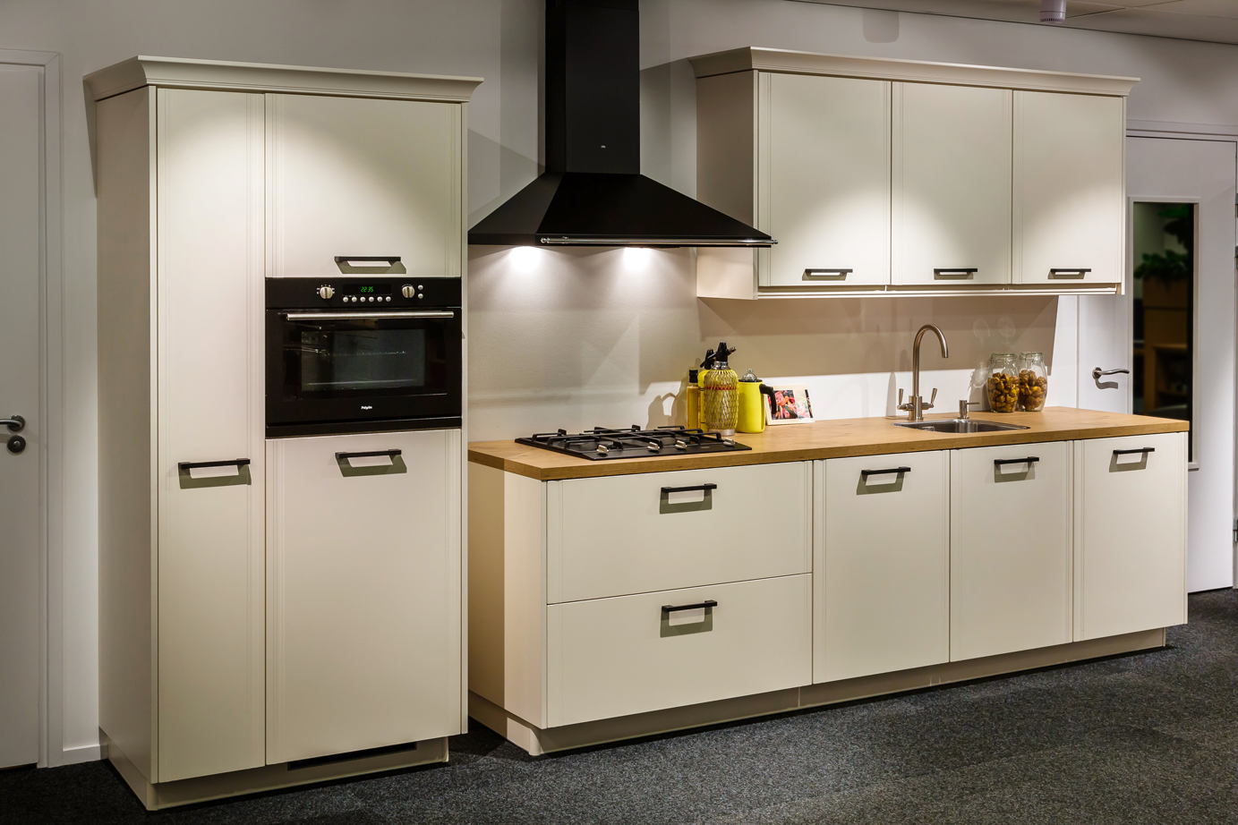 fronty MDF, klapy aluminiowe, aventos hf, szuflady tandembox z cichym domykiem, cokół aluminiopodobny, piekarnik i microfala zabudowane w słupku